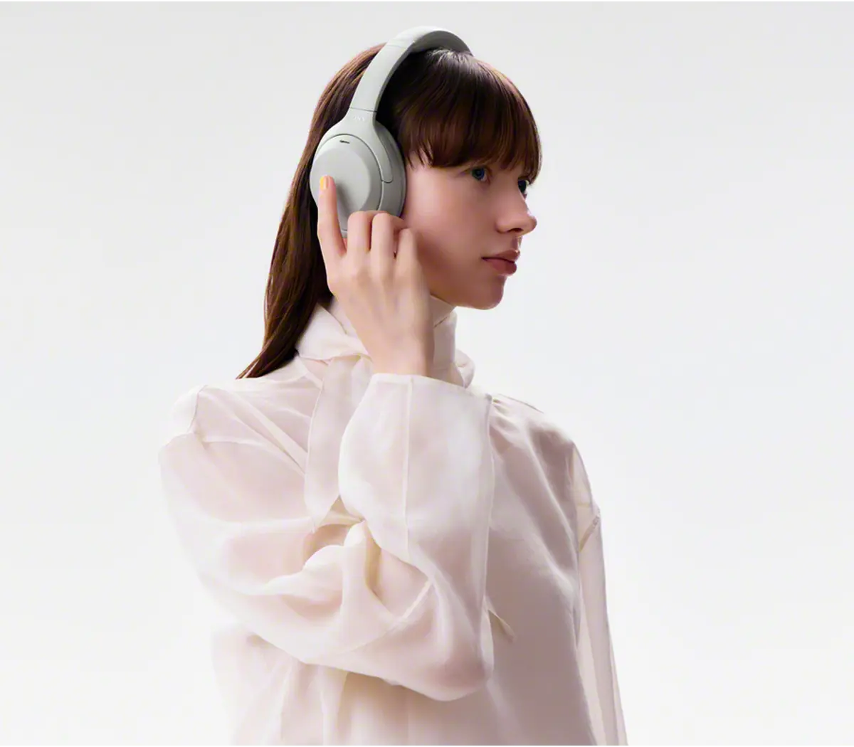 Sony WH-1000XM4C in Platinum Silver, product view 5